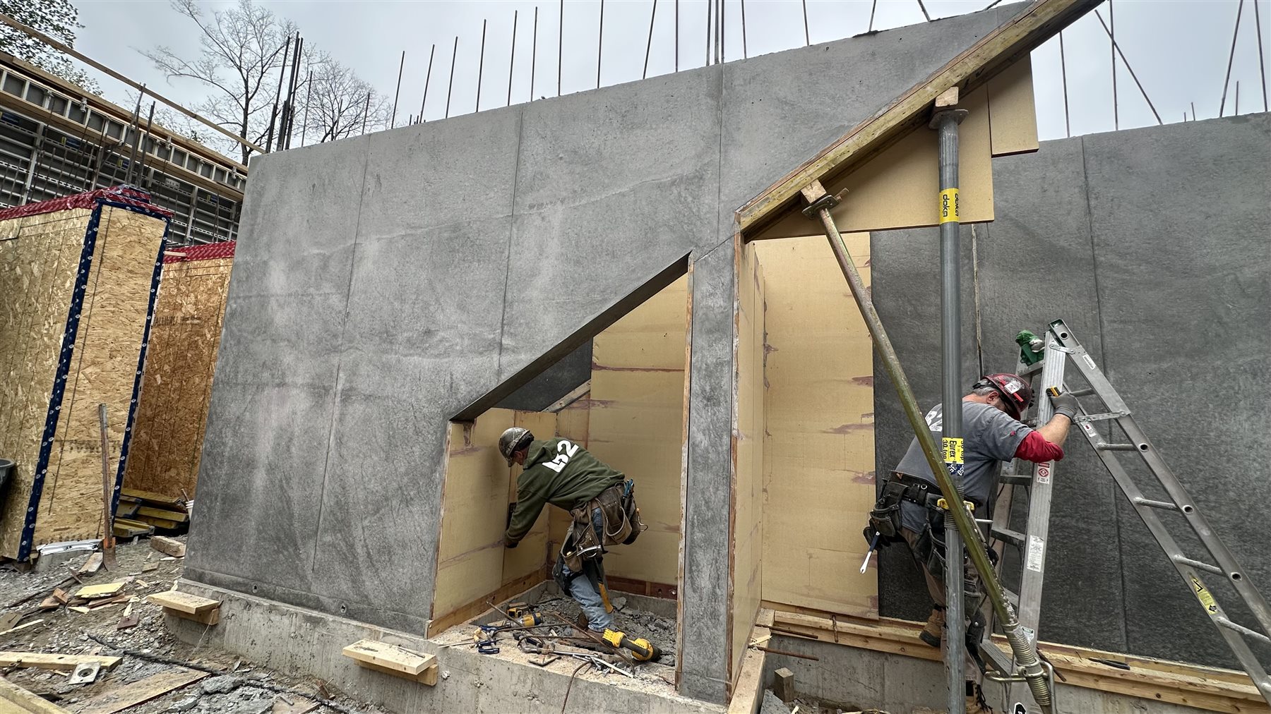 Mur de béton avec ouvertures architecturales complexes