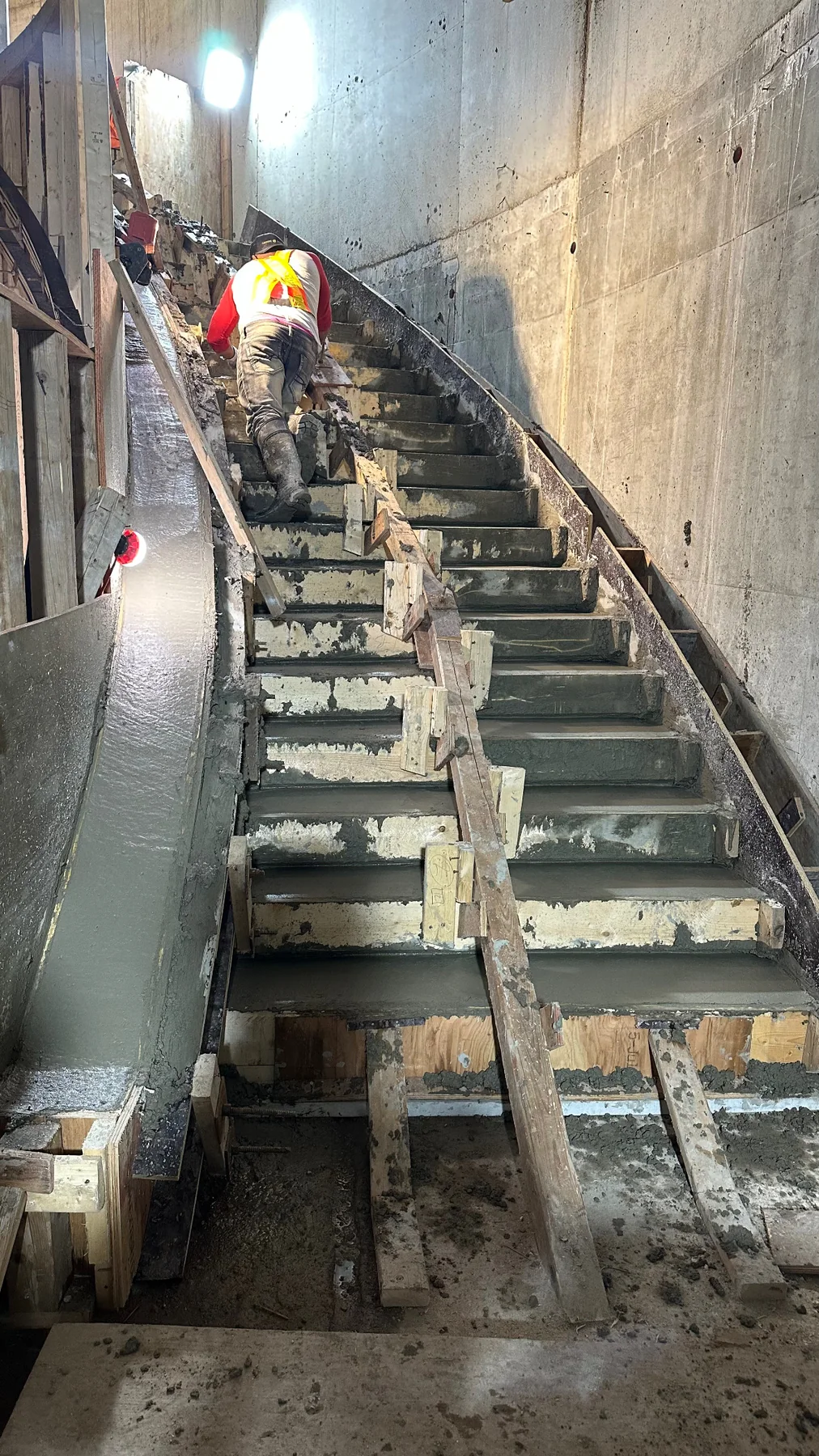 Coulée de béton dans le coffrage de l’escalier
