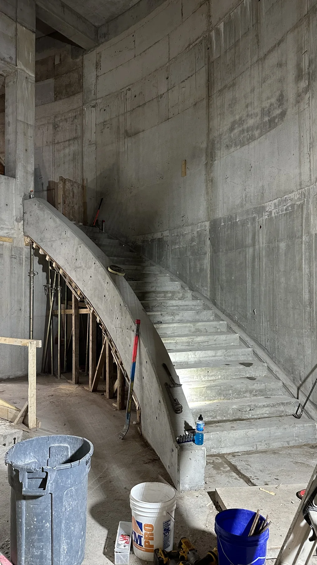 Escalier en béton décoffré avec limon courbe