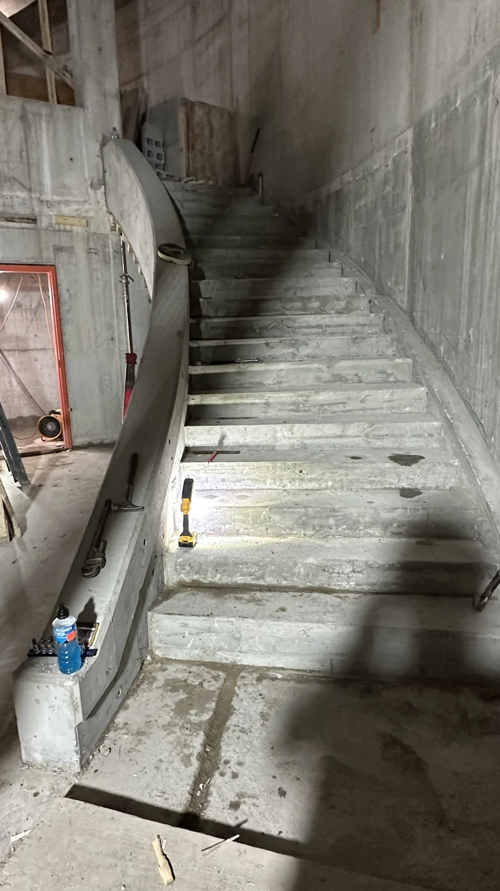 Escalier en béton et limon courbe après décoffrage